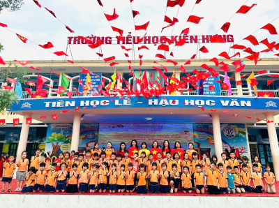  BÉ THAM QUAN TRƯỜNG TIỂU HỌC – BƯỚC KHỞI ĐẦU CHO HÀNH TRÌNH MỚI 