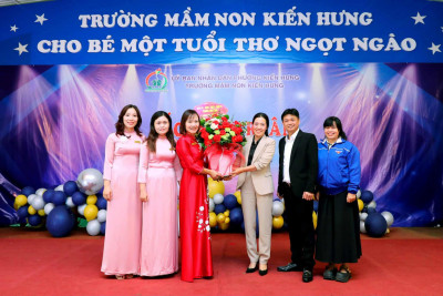 UBND Phường Kiến Hưng tặng hoa chúc mừng
