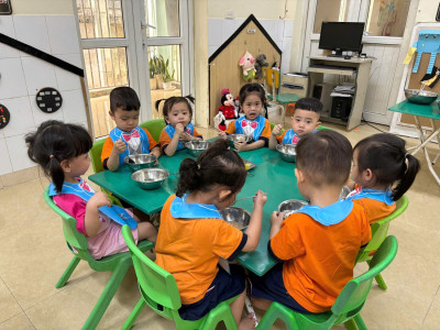 Giờ ăn vui vẻ cùng lớp D2 - những khoảnh khắc đáng yêu