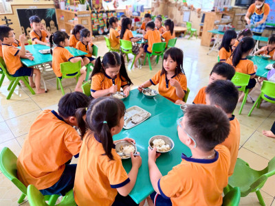 PHỐI HỢP CÙNG PHỤ HUYNH TRONG CÔNG TÁC GIAO NHẬN THỰC PHẨM TẠI TRƯỜNG MẦM NON VÀ TỔ CHỨC GIỜ ĂN CHO TRẺ