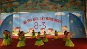 bé vui múa hát mừng ngày 8/3