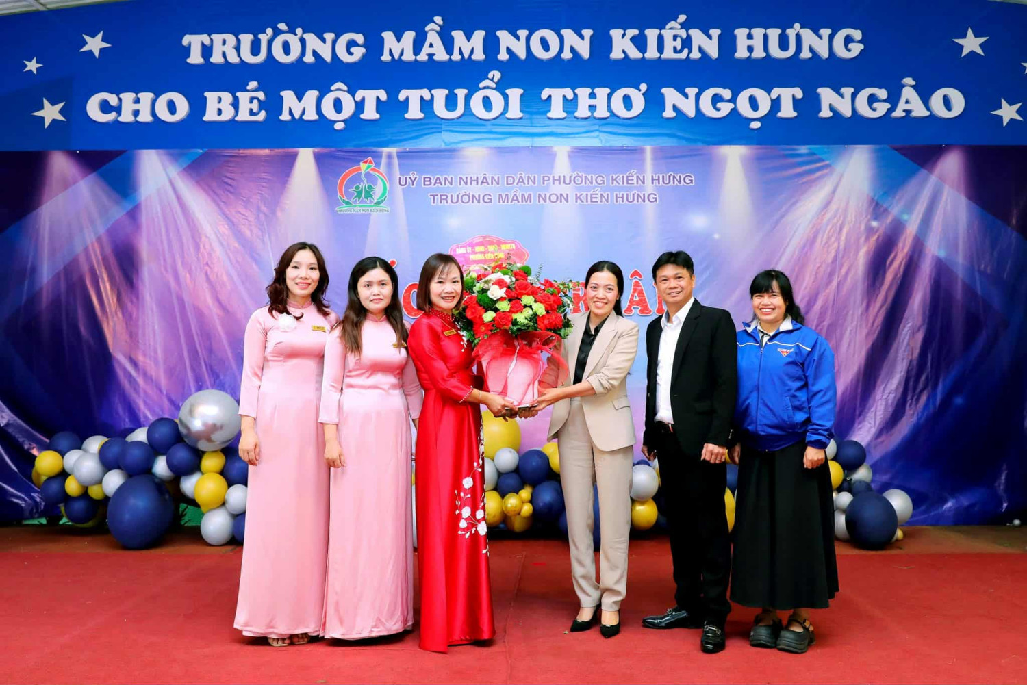 UBND Phường Kiến Hưng tặng hoa chúc mừng