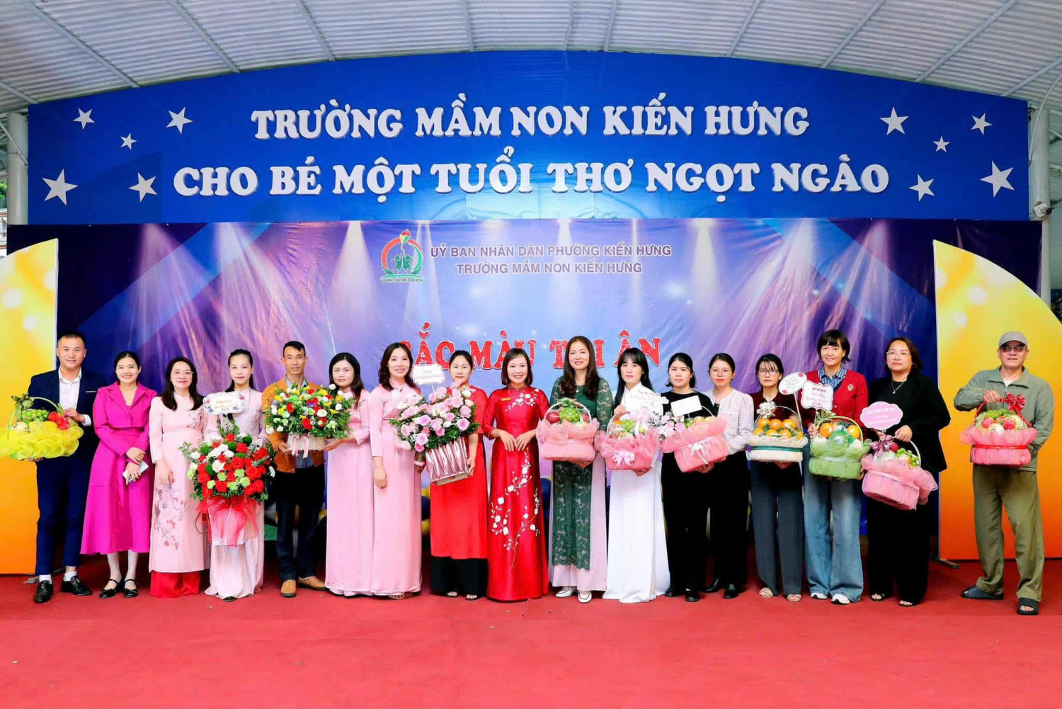 Ban đại diện phụ huynh chúc mừng nhà trường